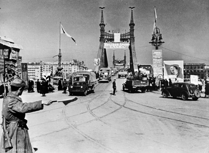 A szovjet katonák mellett 1945-ben a Szabadság hídnál már szembetűnő volt a sebességkorlátozó tábla is