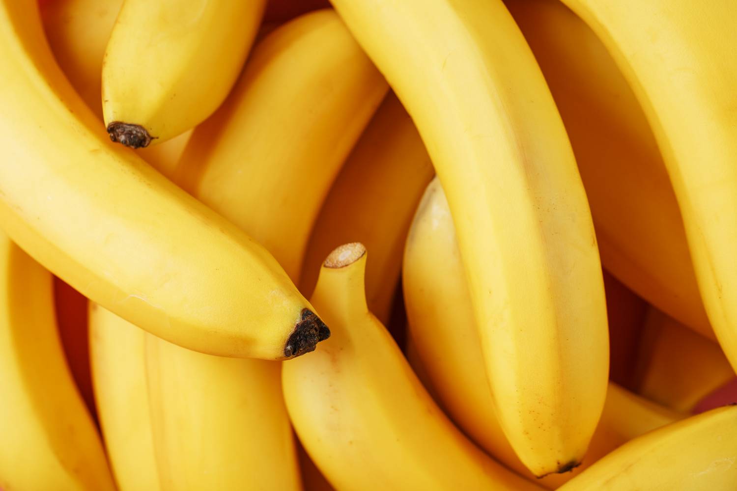 A banán tele van triptofánnal, ami egy olyan aminosav, amely a szerotonin előanyaga. Ezenkívül tele van B6-vitaminnal, amely segíti a hangulatszabályozást.