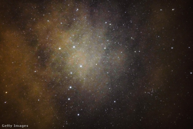 A nova, vagyis az új csillag tőlünk 2500 fényévnyi távolságra ragyog fel