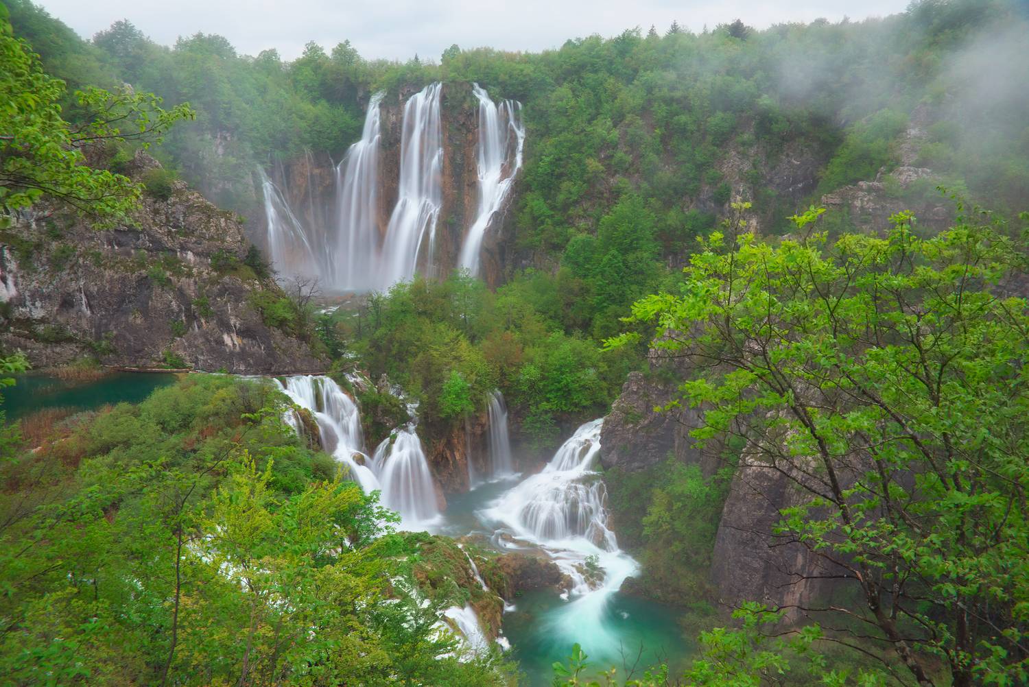 Horvátország csodája az UNESCO Világörökség részét képező Plitvicei-tavak Nemzeti Park a mesés vízesésekkel és türkizkék tavakkal. Legnagyobb zuhataga, a Veliki Slap, vagyis a Nagy-vízesés 78 méter magasságból zúdul alá.