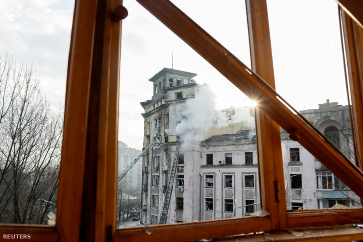 Egy épület, amely egy orosz rakétacsapás során megsérült Kijevben Ukrajna 2024. március 21-én