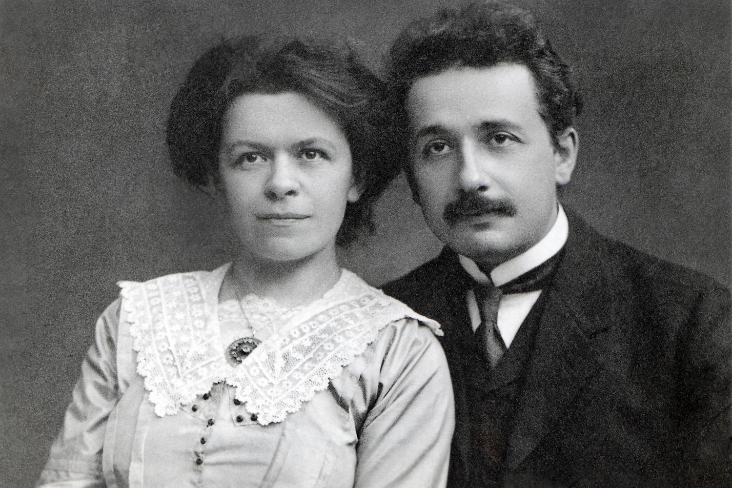 Albert Einstein 1903-ban házasodott meg először. A felesége, Mileva Maric az akkor még Magyarországhoz tartozó Titelen született. Ő volt a Zürichi Műszaki Egyetem fizika szakán az egyetlen nő. A fiatalok tanulás közben szerettek egymásba, azonban Mileva nem sokkal később kibukott az egyetemről.