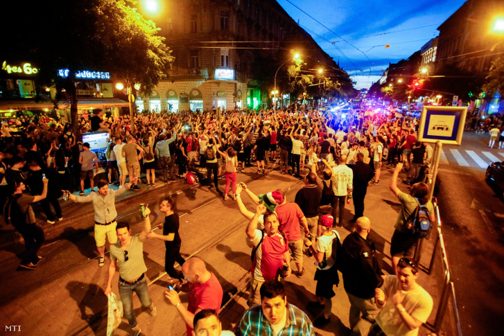 Az osztrákok legyőzése után olyan embertömeg hömpölygött a budapesti utcákon, amit ritkán látni