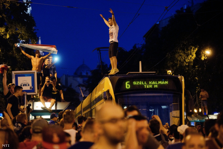 Az eufóriában úszó magyar szurkolók mindenre felmásztak, amit megláttak a fővárosban