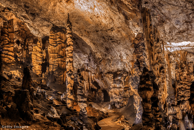 Mind közül talán a legismertebb Magyarországon a Baradla-barlang