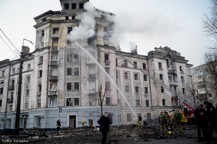 Tűzoltók oltanak egy orosz rakétatámadásban megsérült lakóházat Kijevben, Ukrajnában, 2024. március 21-én