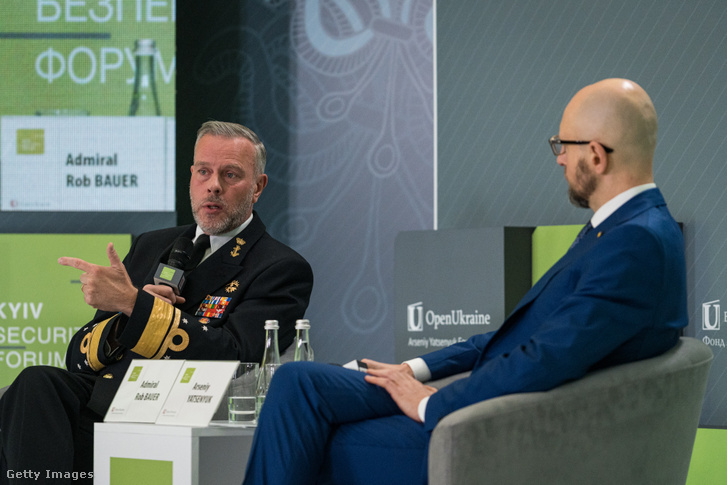 Rob Bauer admirális (b), a NATO Katonai Bizottságának elnöke a KSF 2024 konferencián Kijevben, Ukrajnában 2024. március 21-én