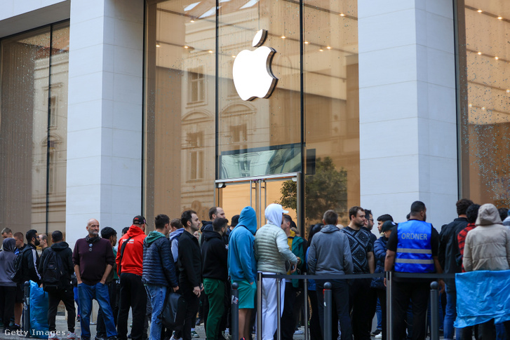 Az iPhone 15 érkezését váró tömeg az Apple berlini boltja előtt 2023 szeptemberében