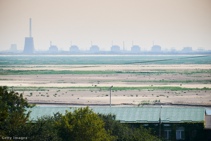 A Zaporizzsjai Atomerőmű látképe a kiszáradt Dnyeper folyón túl, 2023. szeptember 4-én