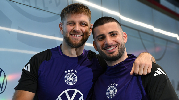 A német válogatott két játékosa, Niclas Füllkrug és Deniz Undav még Adidas melegítőben