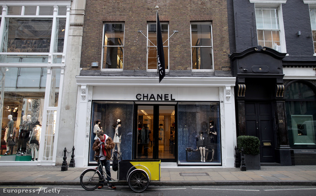Chanel-cuccok adóját igényelte vissza a házaspár: százmillióval rövidítették meg az angol államot.