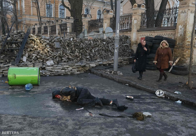 Sérült ember fekszik a földön a kedd éjszakai összecsapásokat követően Kijev központjában.