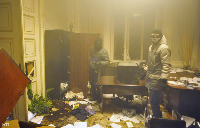 Fegyveres kormányellenes tüntetők az ügyészségen miután elfoglalták az épületet a nyugat-ukrajnai Lvovban a 2014. február 19-ére virradó éjjel.