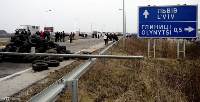 Ukrán tüntetők lezárják a lengyel határtól Lvovba vezető autópályát a nyugat-ukrajnai Krakovecnél 2014. február 19-én.