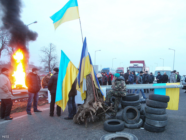 A kijevi kormányellenes tüntetőkkel együttérző emberek lezárják a lengyel határtól Lembergbe (Lviv) vezető autópályát a nyugat-ukrajnai Krakovecnél