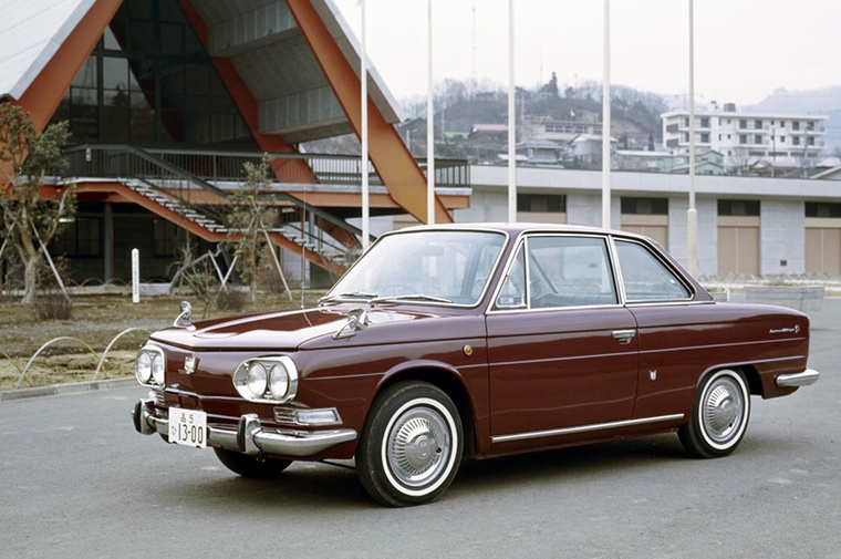 A stílus a Contessán is meglátszik, nem egy hagyományos japán formavilág, a 700-as BMW-t is könnyen belelátni