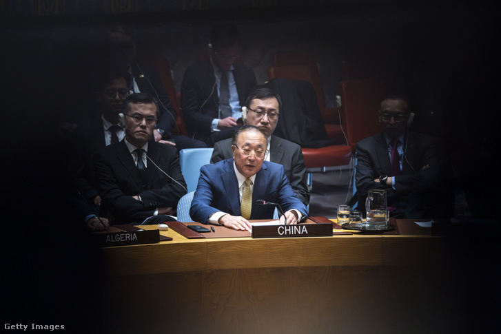 Kína ENSZ-nagykövete, Zhang Jun beszél a küldöttekhez, miután az ENSZ Biztonsági Tanácsának ülésén a gázai háborúra vonatkozó amerikai tűzszüneti határozat ellen szavazott az ENSZ székházában, New Yorkban 2024. március 22-én