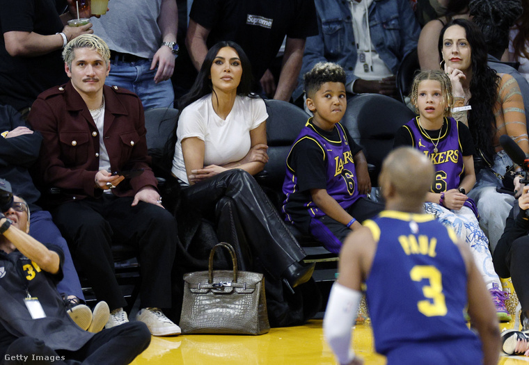 Kim Kardashiant a Los Angeles Lakers NBA-mérkőzésén járt, azonban valószínűleg a legtöbben az American Horror Story új trailere miatt keresnek rá a sztárra