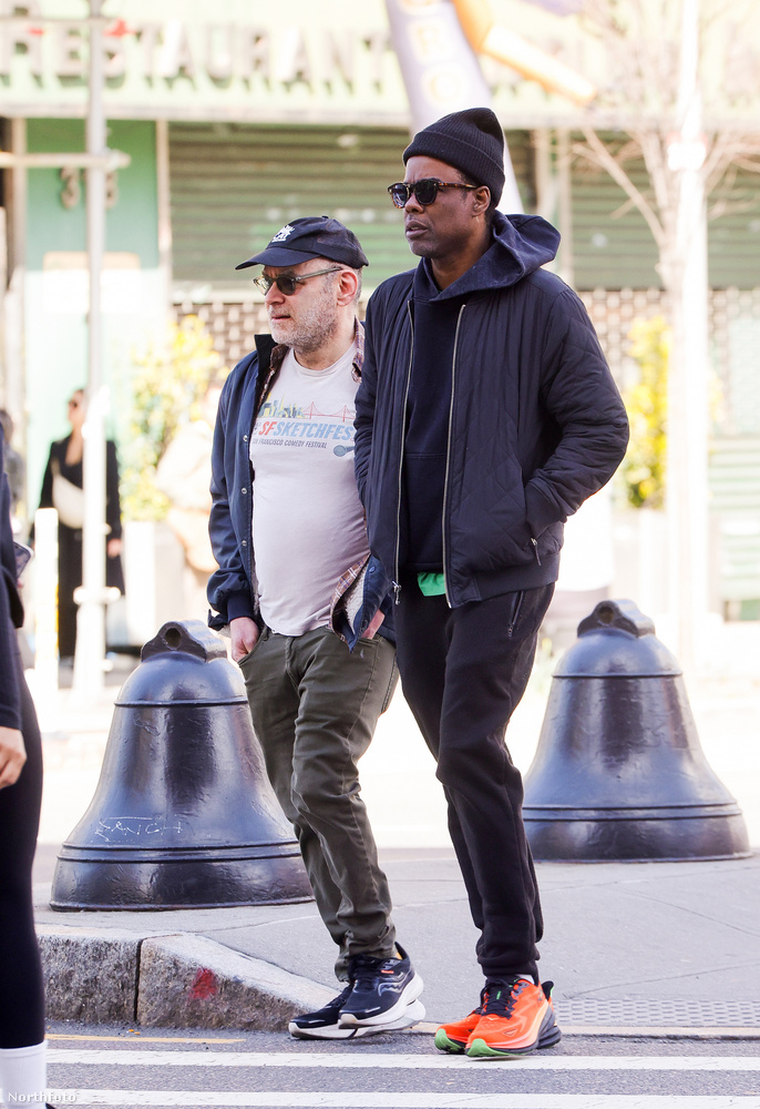 Chris Rock egy barátjával és kollégájával, Todd Barry-vel sétált New York utcáin, amikor lefotózták őket a paparazzik