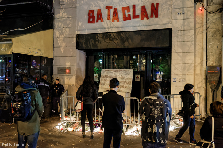 A párizsi merényletek áldozatainak emléktáblája a Bataclan koncertterem bejáratánál
