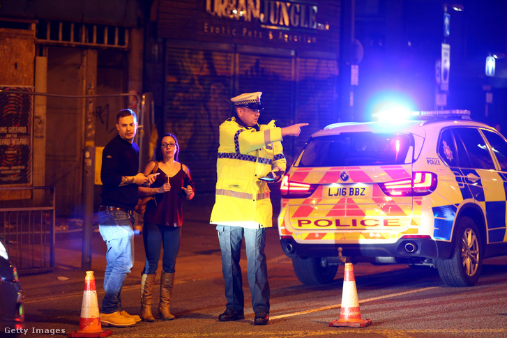 Rendőrök állnak a Manchester Aréna közelében lévő, kordonnal lezárt utcában 2017. május 22-én, az angliai Manchesterben