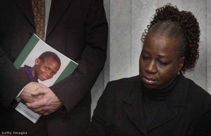 Gloria Taylor, a meggyilkolt iskolás fiú, Damilola anyja, háttérben Damilola fényképe 2002. december 9-én