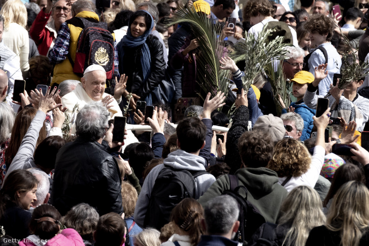 Ferenc pápa köszönti a híveket a virágvasárnapi mise végén a Szent Péter téren 2023. április 2-án