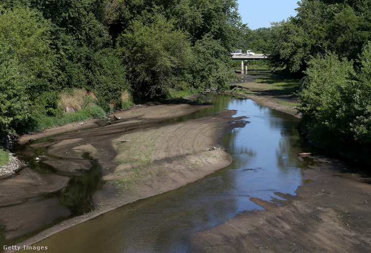 Alacsony vízállású folyó folyik a 65-ös főút alatt Bondurantban, Iowa közelében, 2012. augusztus 7-én