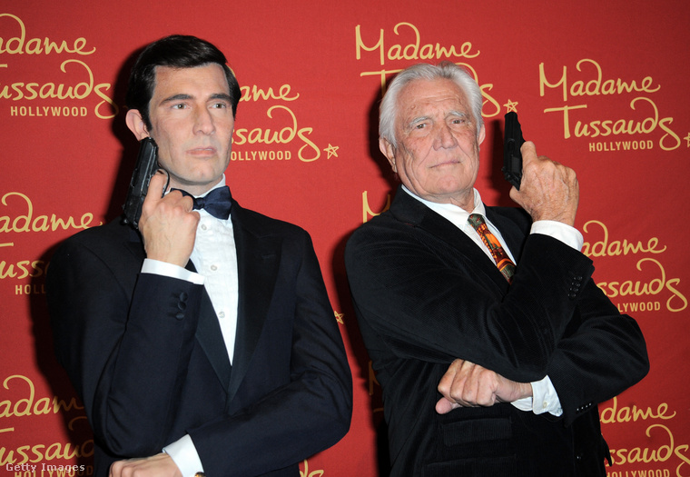 George Lazenby nemes egyszerűséggel azt állította, hogy vannak színészi tapasztalatai, amikor jelentkezett Jmaes Bond szerepére, hogy leváltsa a titkosügynököt addig alakító Sean Connery-t