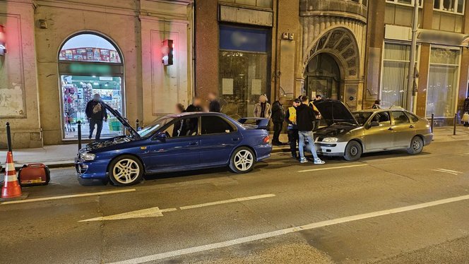 "Eskü, full gyári." Valaki ma forgalmi és rendszám nélkül fog hazamenni? A kép illusztráció.