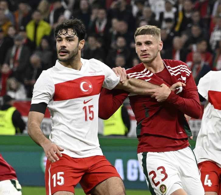 Dárdai Márton és a török Ozan Kabak a Magyarország–Törökország barátságos labdarúgó-mérkőzésen a Puskás Arénában 2024. március 22-én