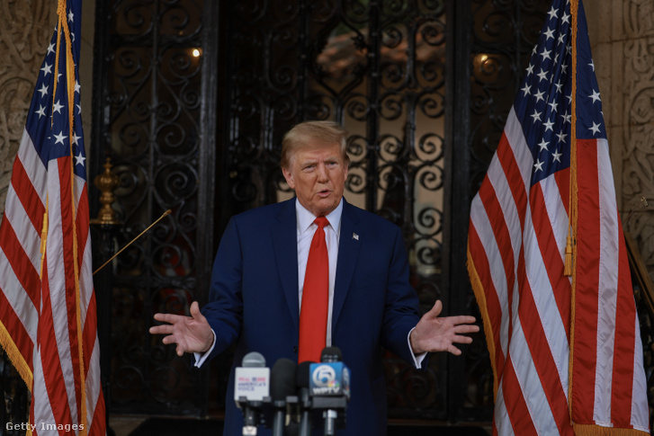 Donald Trump volt amerikai elnök beszél a Mar-a-Lagóban tartott sajtótájékoztatón 2024. február 8-án a floridai Palm Beachen