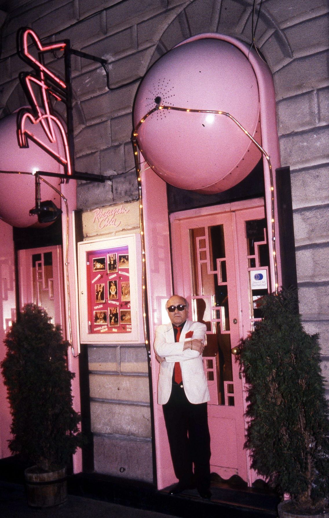 Pásztor Bertalan a Rózsaszín Cica előtt, 1990