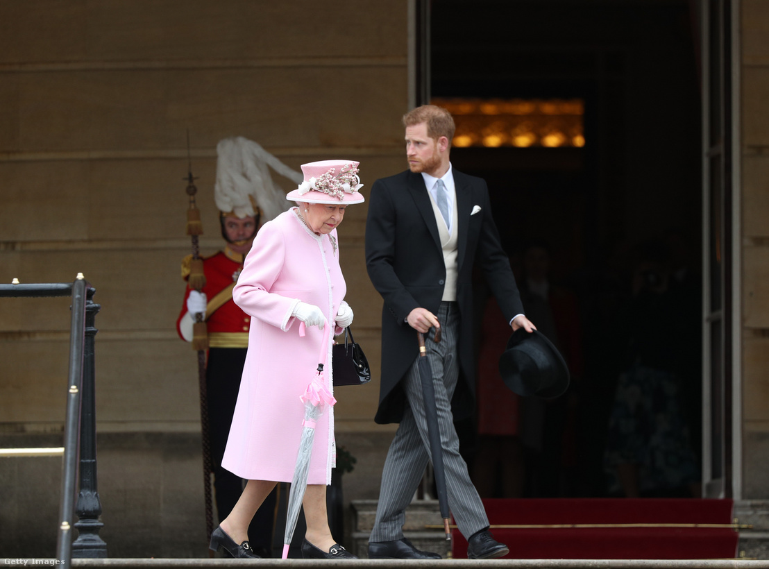 II. Erzsébet királynő és Harry, Sussex hercege részt vesz a Royal Garden Partyn a Buckingham-palotában, Londonban, Angliában, 2019. május 29-én