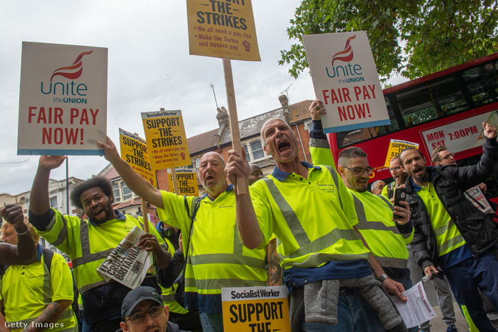 Az UNITE szakszervezet által szervezett sztrájkoló munkások a Newham Town Hall előtt, Londonban, Angliában, 2022. szeptember 1-jén