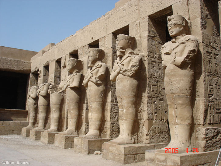 III. Ramszesz oziriákus (Ozirisz-alakú) szobrai Karnakban