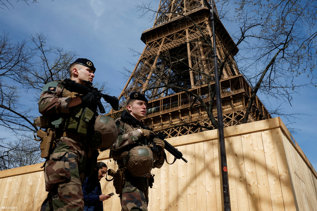 Fegyveres francia katonák járőröznek az Eiffel-toronynál, miután Franciaország a legmagasabb szintre emeli a terrorriasztást a moszkvai támadás után, 2024. március 25-én
