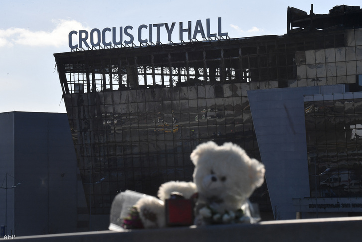 Virágok és játékok a kiégett Crocus City Hall koncerthelyszín mellett a Moszkva melletti Krasznogorszkban 2024. március 25-én