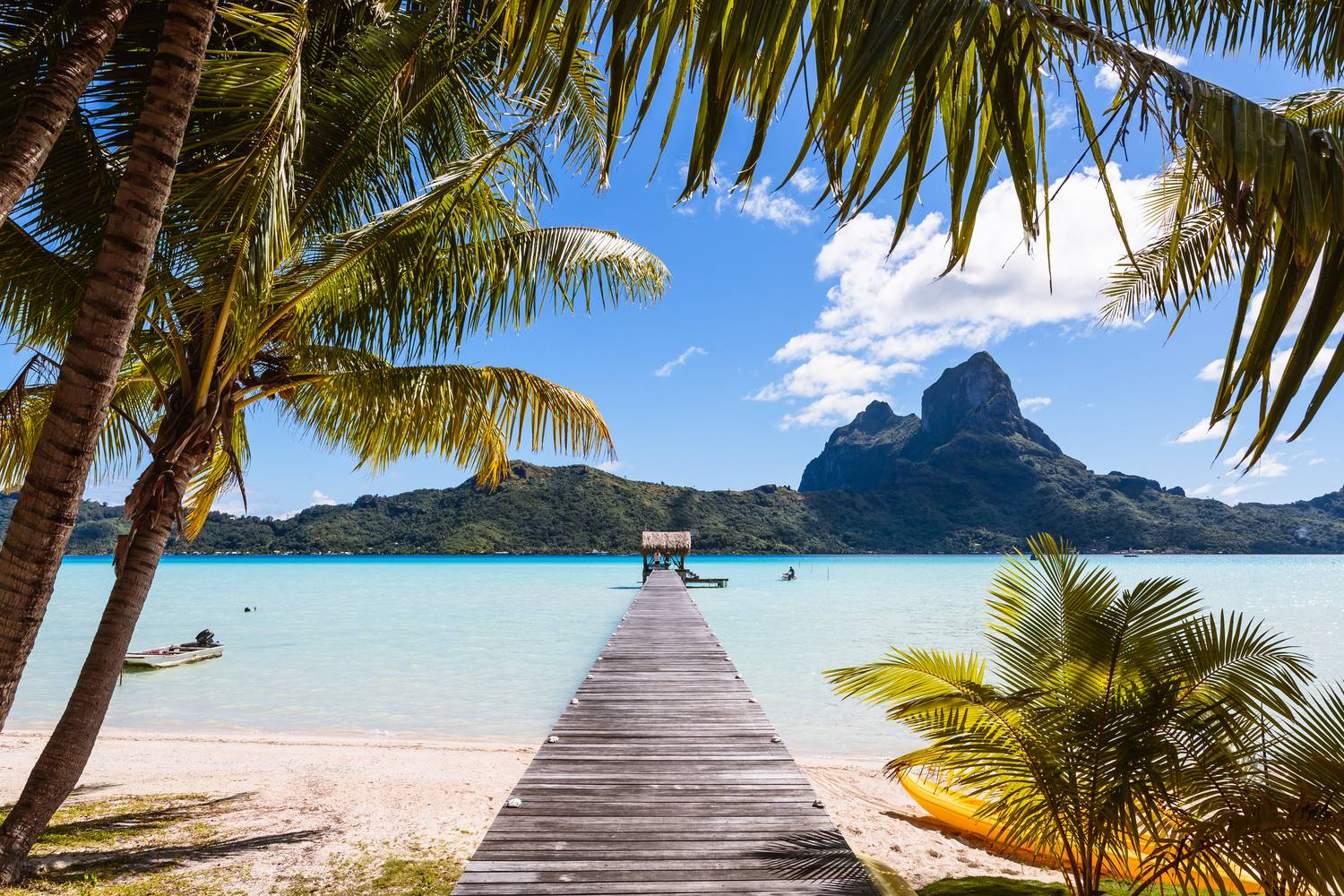 A Francia Polinézia gyöngyszeme, Bora Bora lett a listavezető, a bakancslistás paradicsomi helyszín egy tökéletes képeslap idilljét idézi, a környező táj pedig egyszerűen varázslatos.