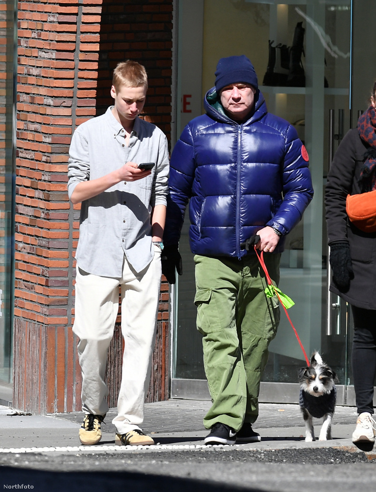 Liev Schreiber és Taylor Neisen kutyát sétáltattak New York utcáin, amikor kiszúrták őket a fotósok