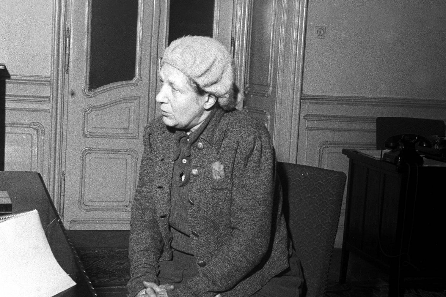 Fedák Sári kihallgatása a Magyar Államrendőrség Államvédelmi Osztálya központjában, 1945-ben.