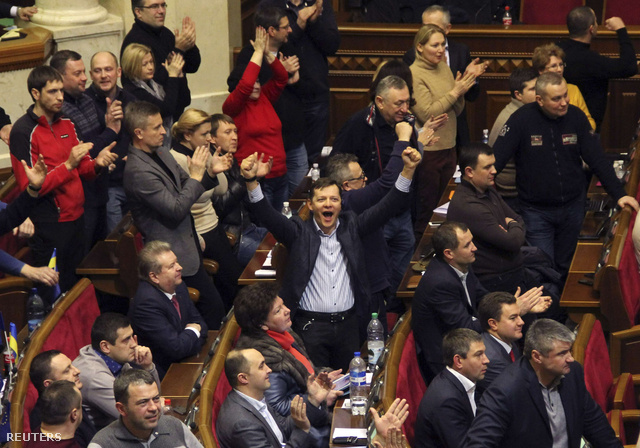 Ellenzéki politikusok ünnepelnek az ukrán parlamentben a szavazás után