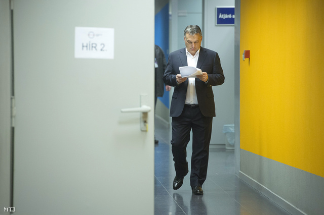 Orbán Viktor olvassa a jegyzeteit reggel a Kossuth Rádió folyosóján