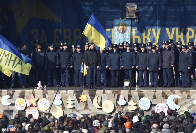 Lvivből érkezett rendőrök a Majdan téren felállított színpadon
