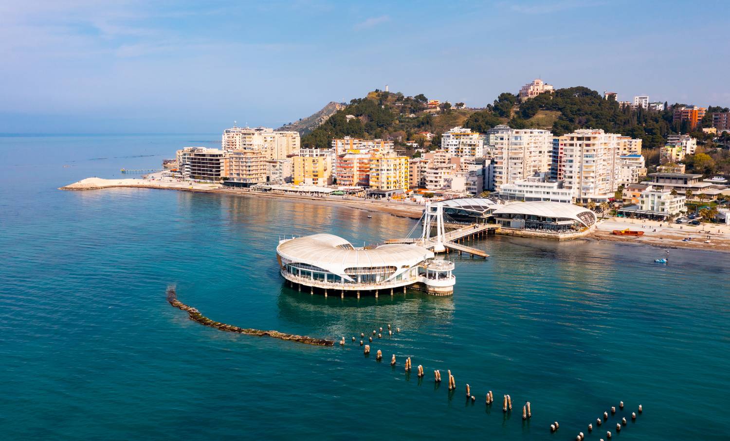 Aki imádja az Adriai-tenger szépségét, annak garantáltan tetszeni fog Albánia gyönyörű tengerparti városa, Durrës is. Az albán Las Vegasnak nevezett kikötőváros 12 és fél óra alatt érhető el autóval, központja pazar, noha meglehetősen zsúfolt nyáron.
