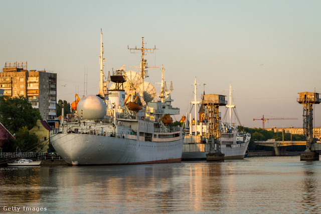 Orosz hadihajók a város kikötőjében