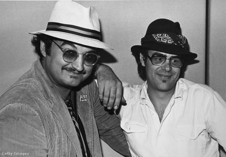 A komikusok és zenészek John Belushi (balra) és Dan Aykroyd, amint a The Blues Brothers című filmjük bemutatóját népszerűsítik egy meg nem nevezett rádióállomáson, Chicago Illinois államban 1980 nyarán