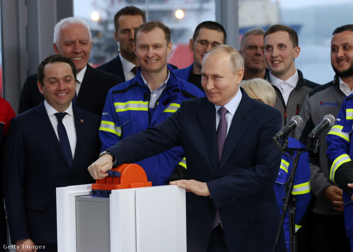 Vlagyimir Putyin orosz elnök részt vesz a Novatek cég új, cseppfolyósított gázzal kapcsolatos tervének megnyitó ünnepségén Murmanszkban, Oroszországban, 2023 júliusában