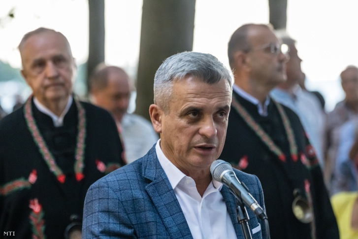 Rókusfalvy Pál, a nemzeti bormarketingért felelős kormánybiztos beszédet mond a Balatonfüredi Borhetek rendezvénysorozat megnyitóján 2023. augusztus 4-én