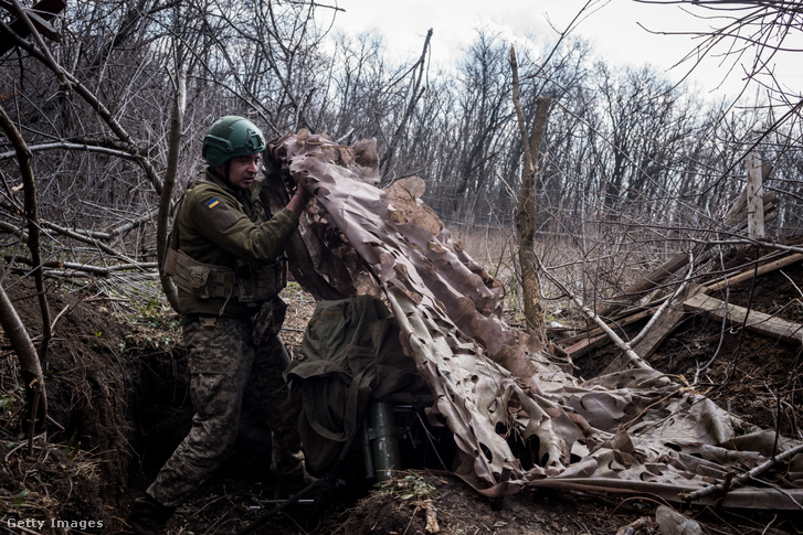 A 24. brigád ukrán katonái 82 mm-es aknavetőt működtetnek a frontvonal közelében Toretszkben, miközben az Oroszország és Ukrajna közötti háború folytatódik Ukrajnában 2024. március 27-én